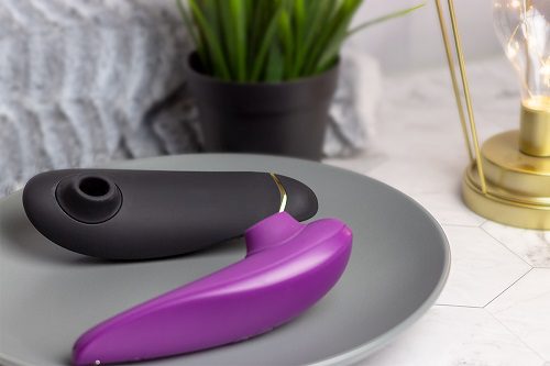 Womanizer Classic in black and purple